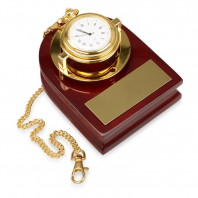 Часы «Магистр» с цепочкой на деревянной подставке