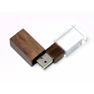 USB-флешка на 64 ГБ прямоугольной формы, под гравировку 3D логотипа, материал стекло, с деревянным колпачком красного цвета, красный коричневый/прозрачный с красной подсветкой OA-6576.64.01 фото 3